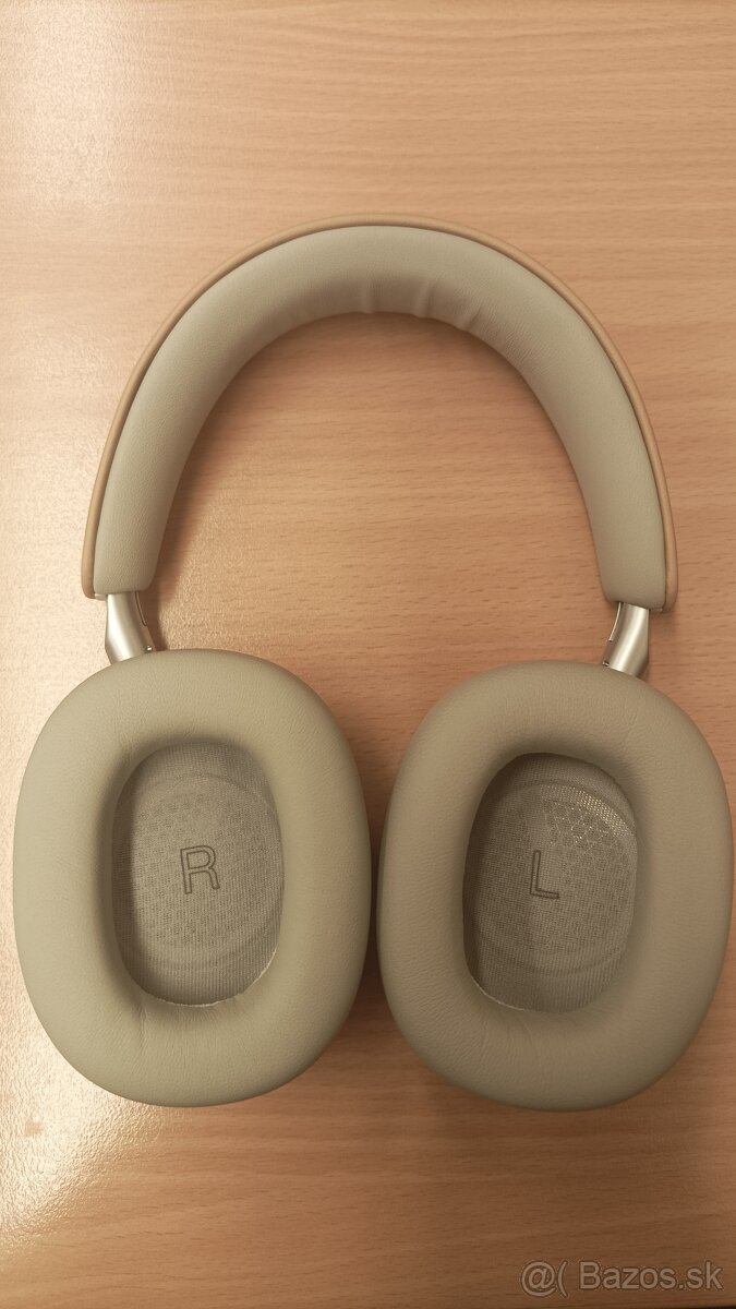 Bowers & Wilkins PX8 - 5