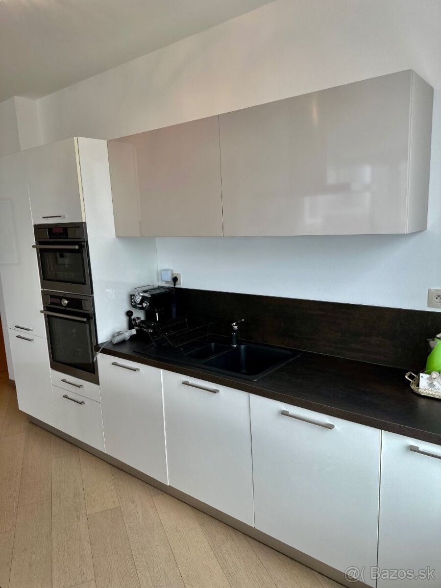 Prenájom 4 izbový byt na Landererovej ulici Bratislavy. - 5