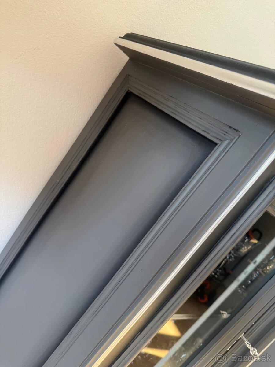 Redizajnovaná vitrínová knižnička - 5