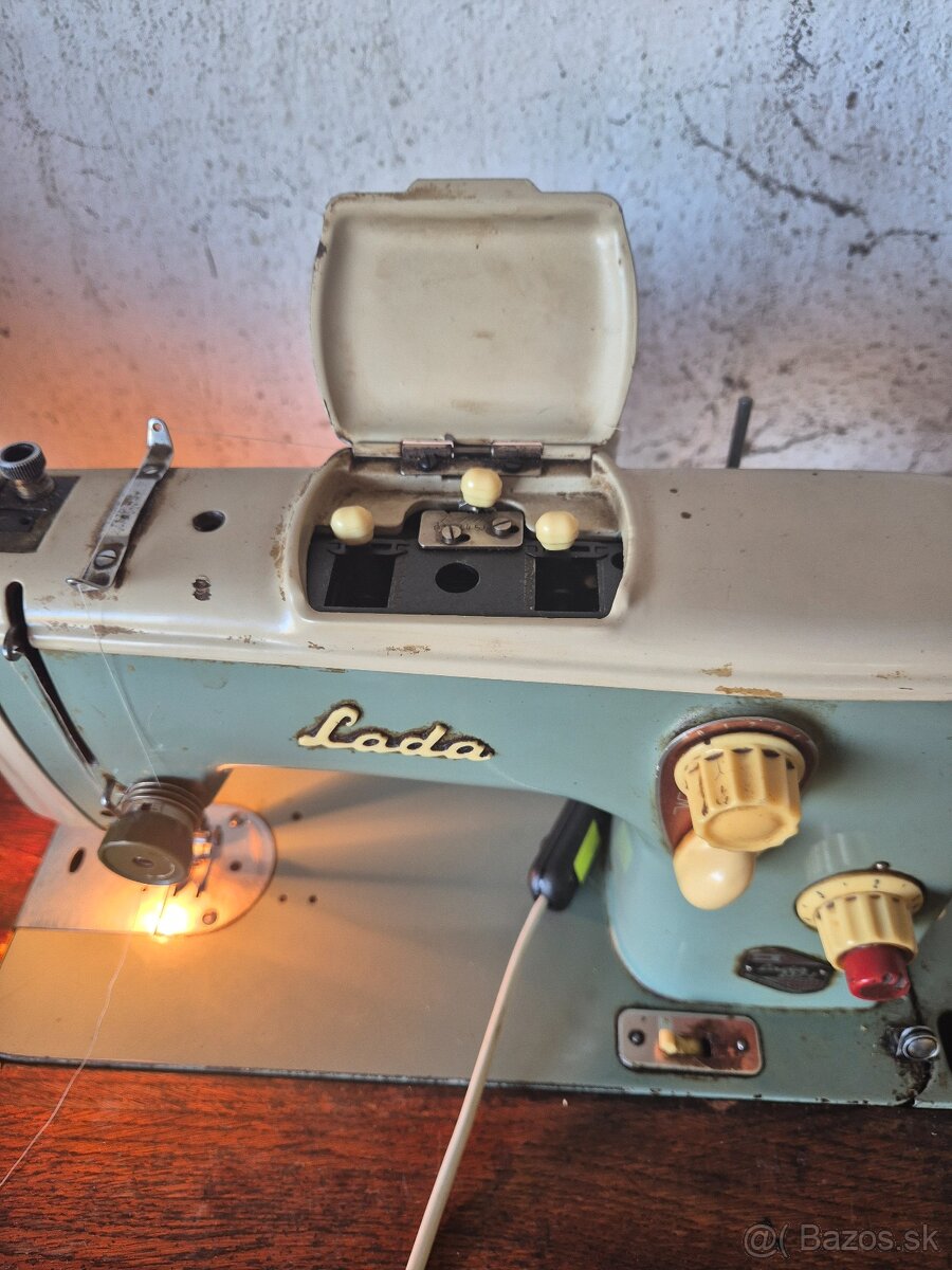 Predám starožitný šijací stroj Lada - 5