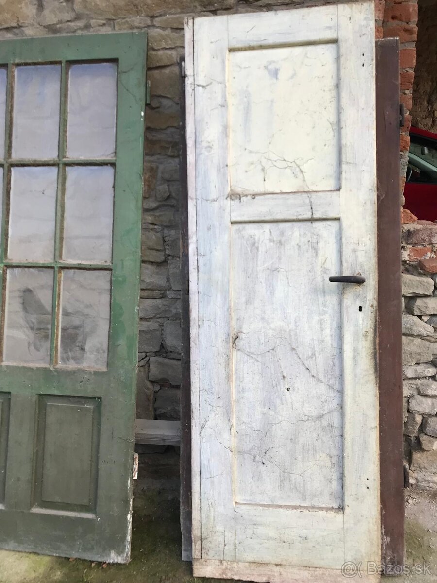 Rôzne staré historické drevené dvere - 5