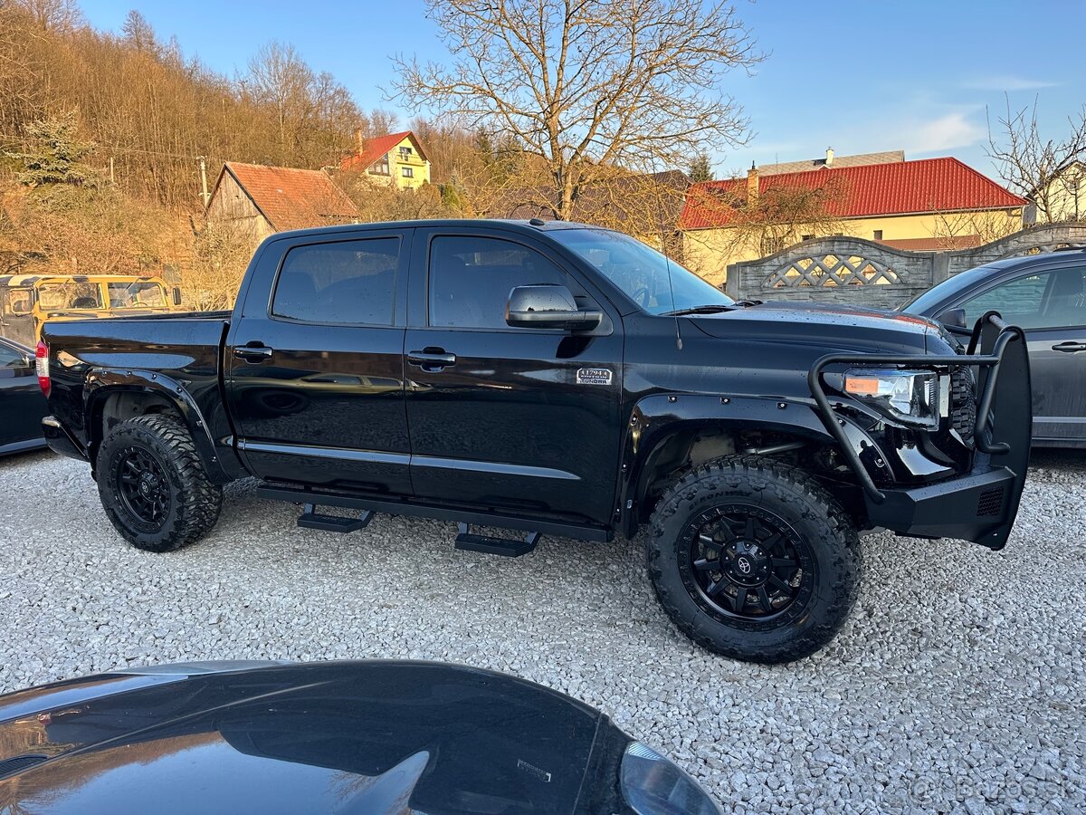 2017 Toyota Tundra Platinum 1794 5,7 V8 kola 35” lift 3” LPG