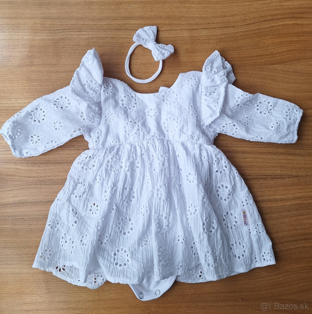 Biele šaty s volánikmi a čelenkou - 5