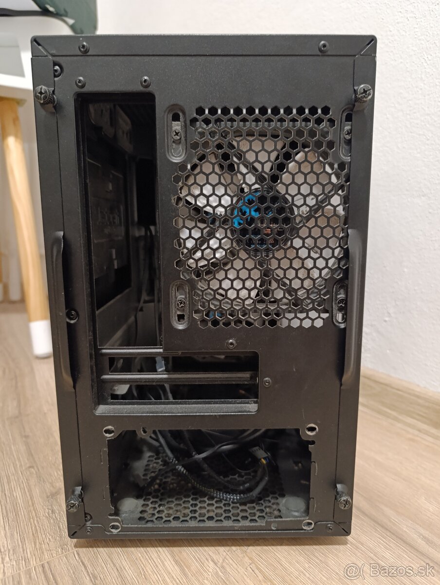 Predam skrinku Fractal Design Define Nano S - Window - 5