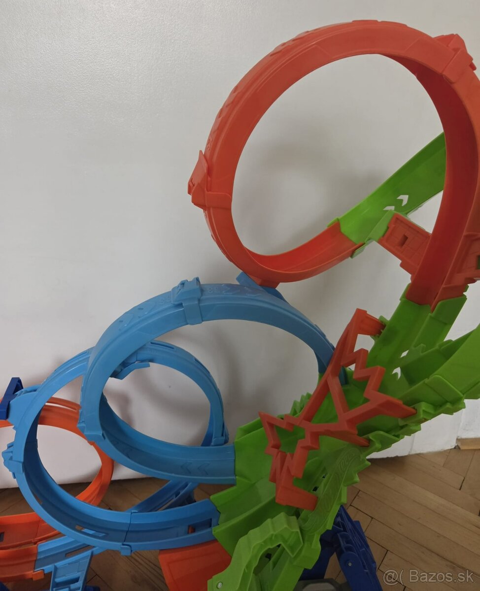 Autodráha Hot Wheels štyrmi slučkami - 5