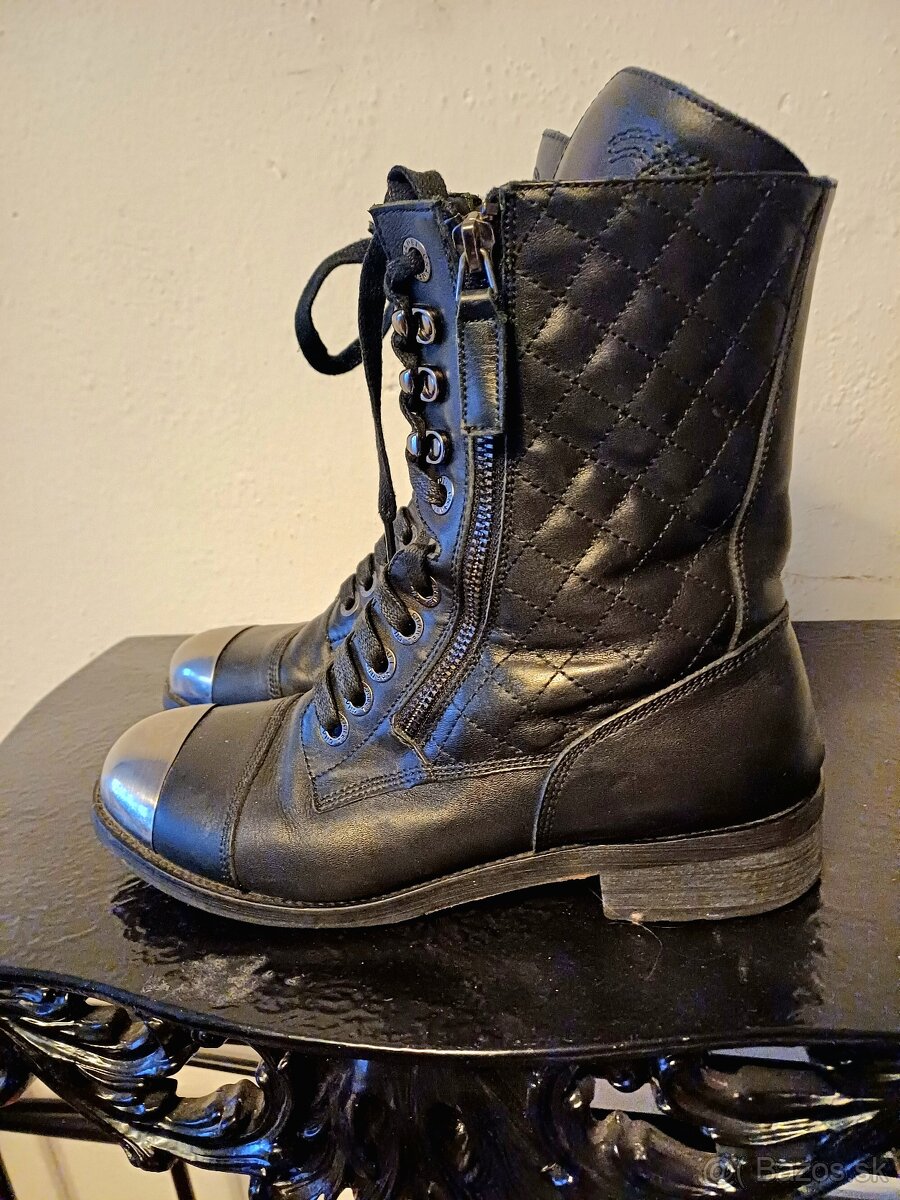 CHANEL čierne čižmy CC z pravej kože. S kovovou špičkou - 5