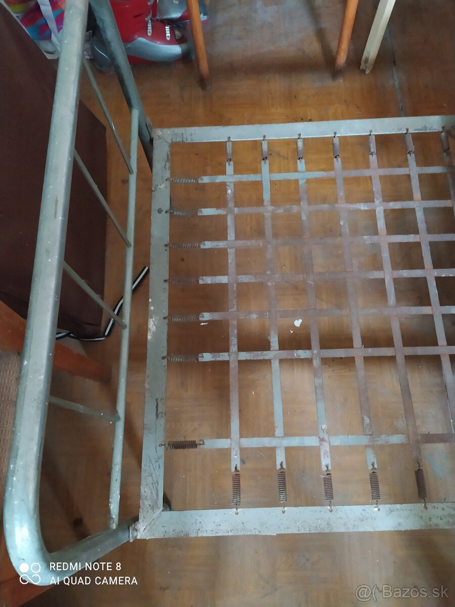 retro pc, telefony, kovova posteľ, matrace - 5