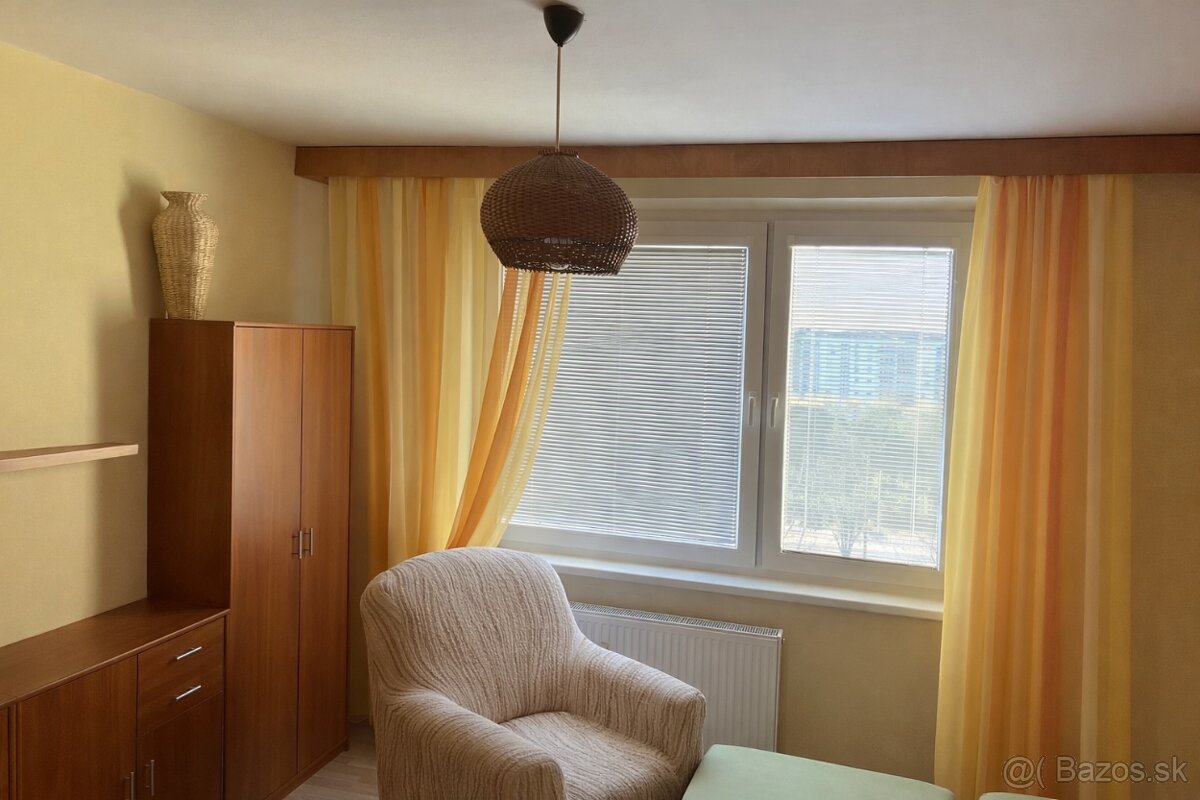 3 izbovy byt Sidlisko 3 - 5