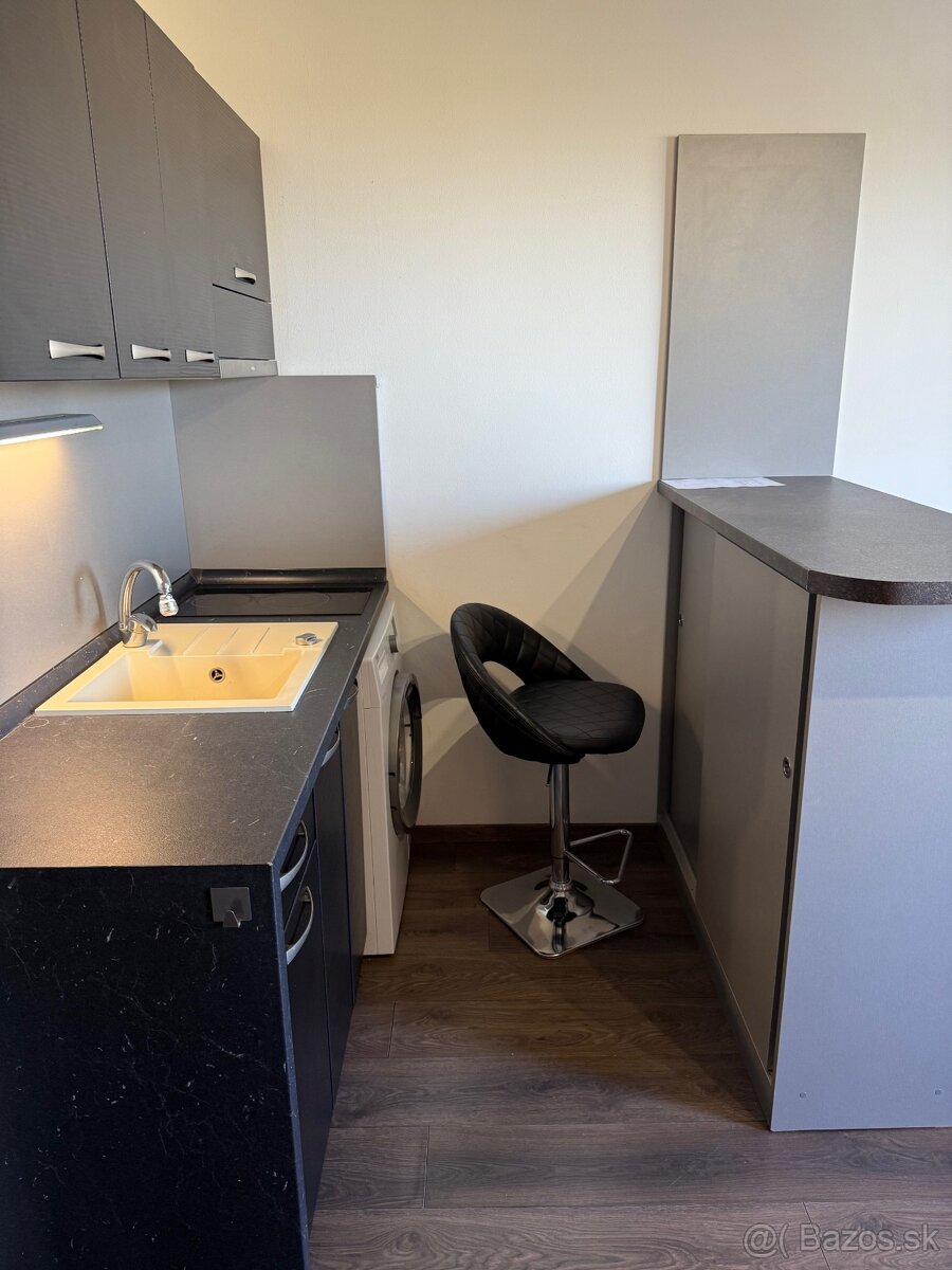 Garsónka s balkónom - centrum mesta - 5