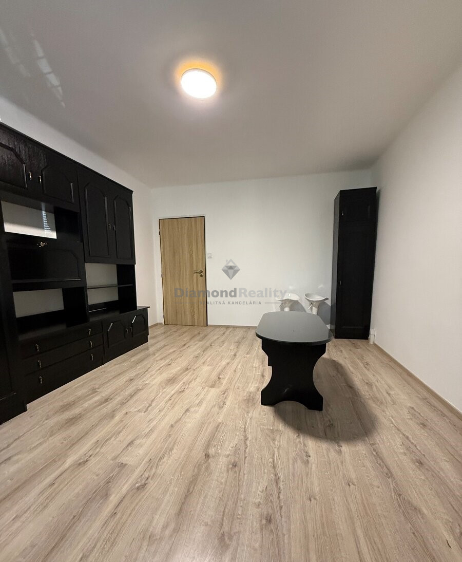 Na prenájom prerobený 3 izbový byt, balkón, Dusíka, Trnava. - 5