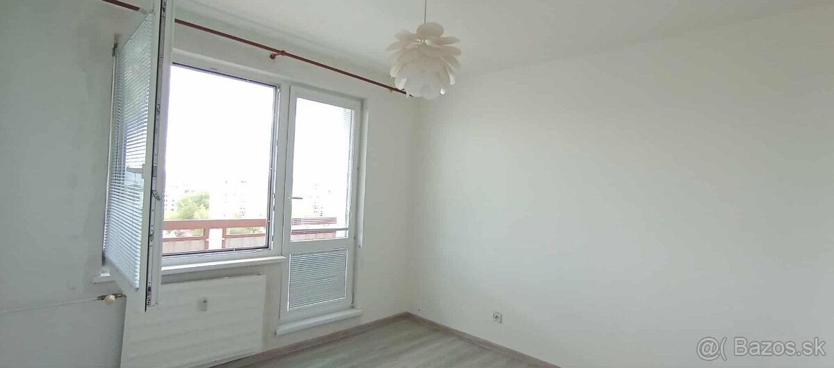 REZERVOVANÉ Moderný 3+1 Byt s balkónom v Lučenci - 5