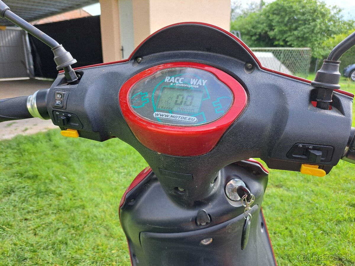 Elektrický skuter z dvoma batériami. - 5