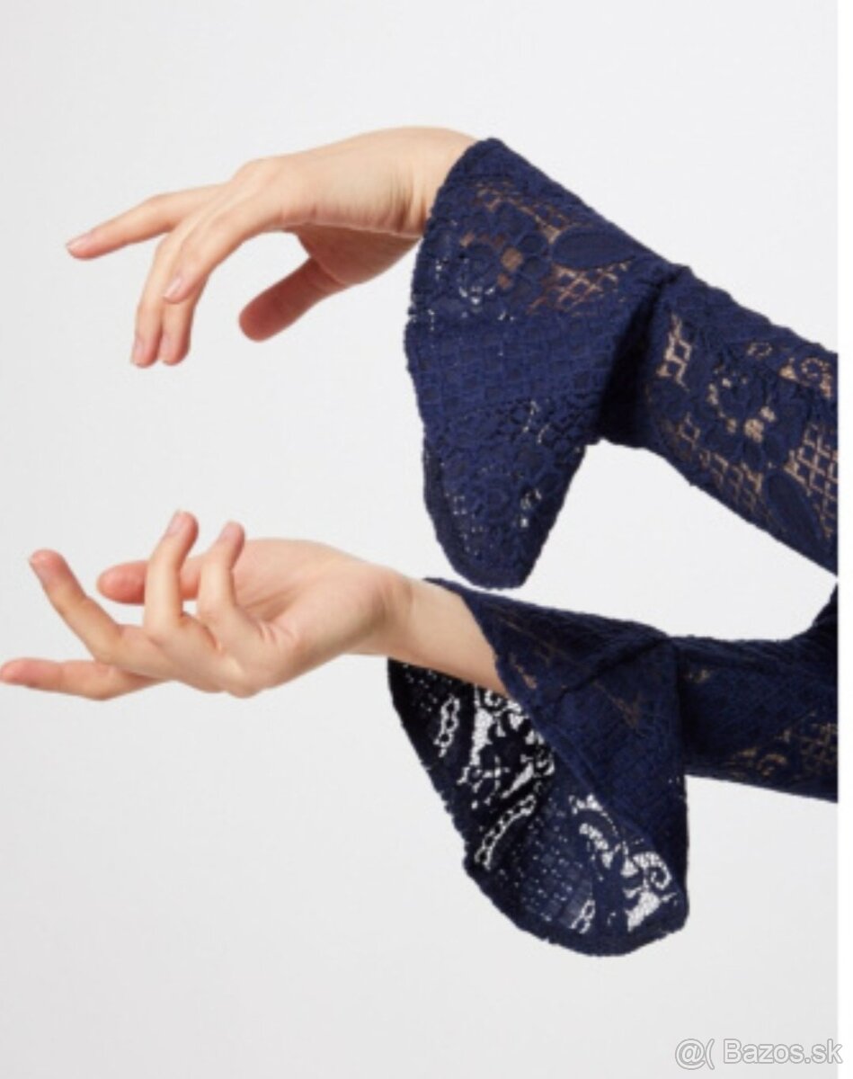 Tmavomodré čipkované kokteilové šaty Love Triangle - 5