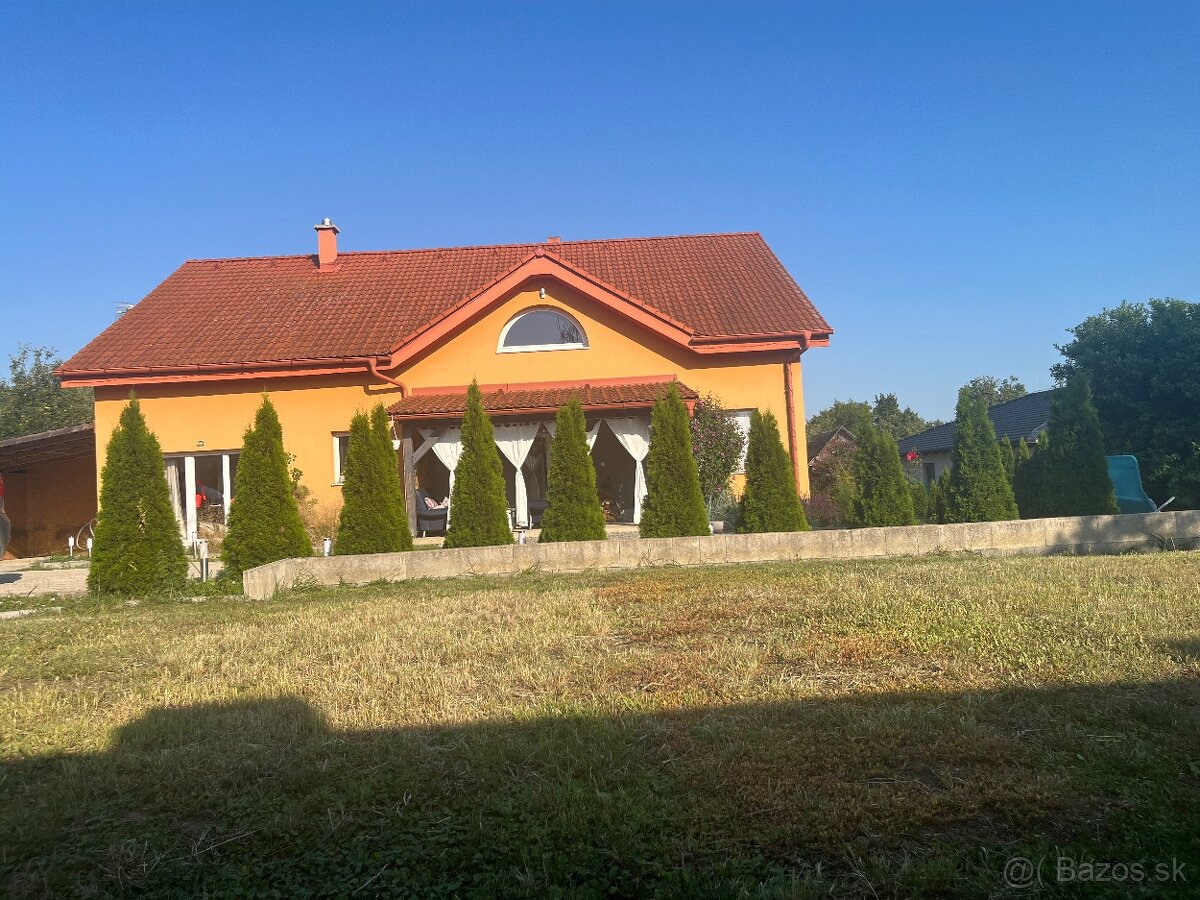 Predáme veľký dvojpodlažný dom s veľkým pozemkom - 5