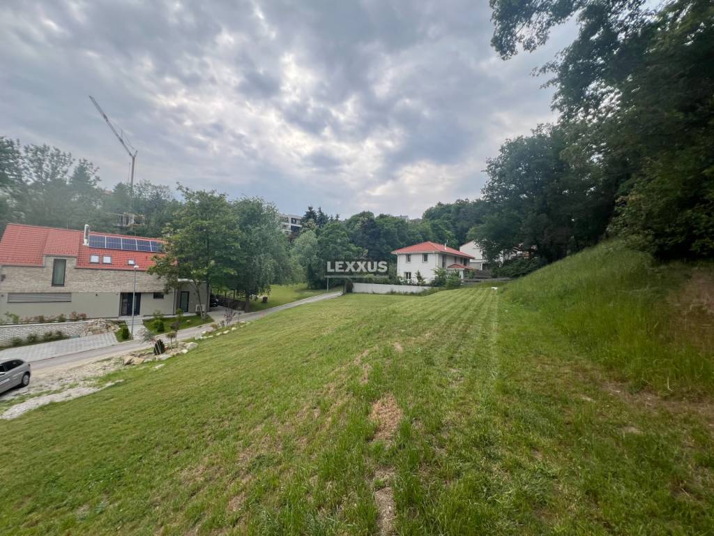 | Slnečný stavebný pozemok 700m2 KOLIBA - 5