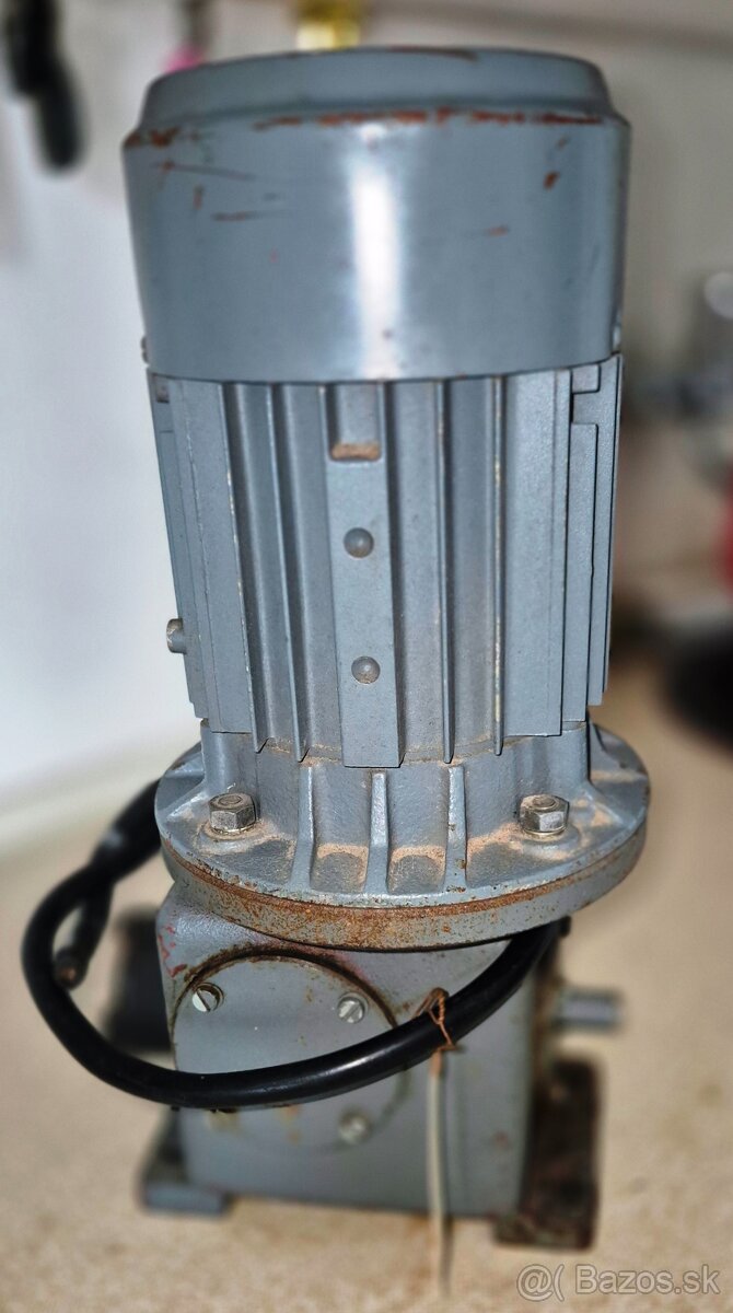Elektromotor s prevodovkou. - 5