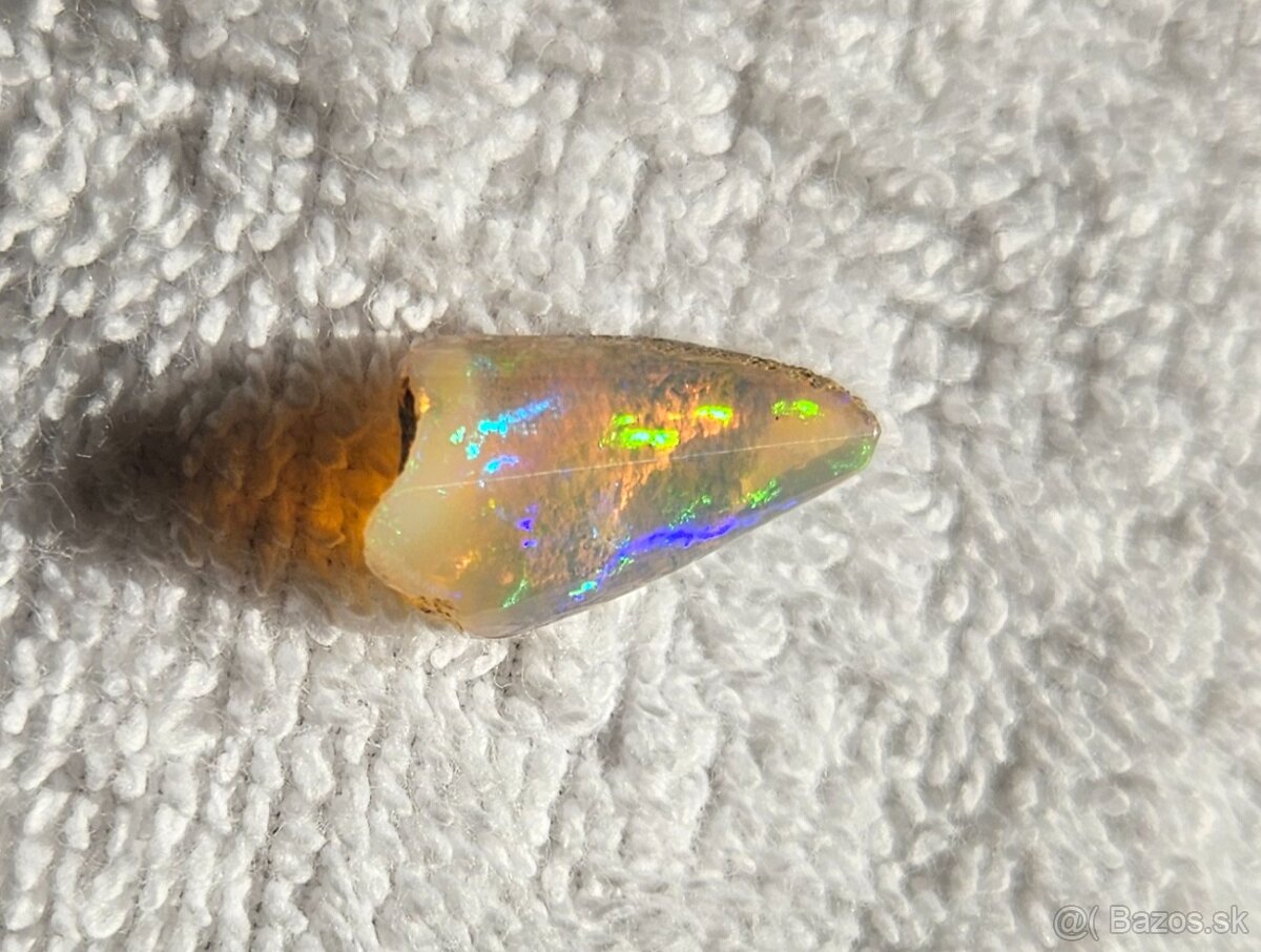 Priehľadný medový drahý opál s veľmi výraznou farbohrou - 5