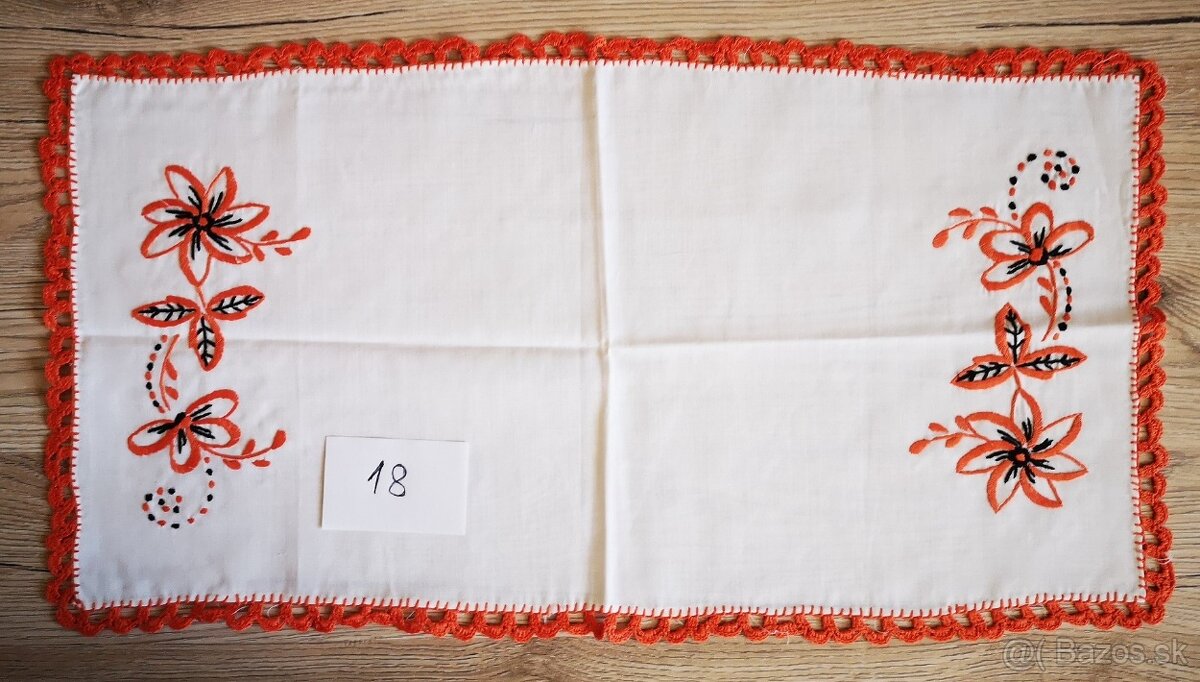 Háčkovaná dečka a vyšívané obrusy. - 5