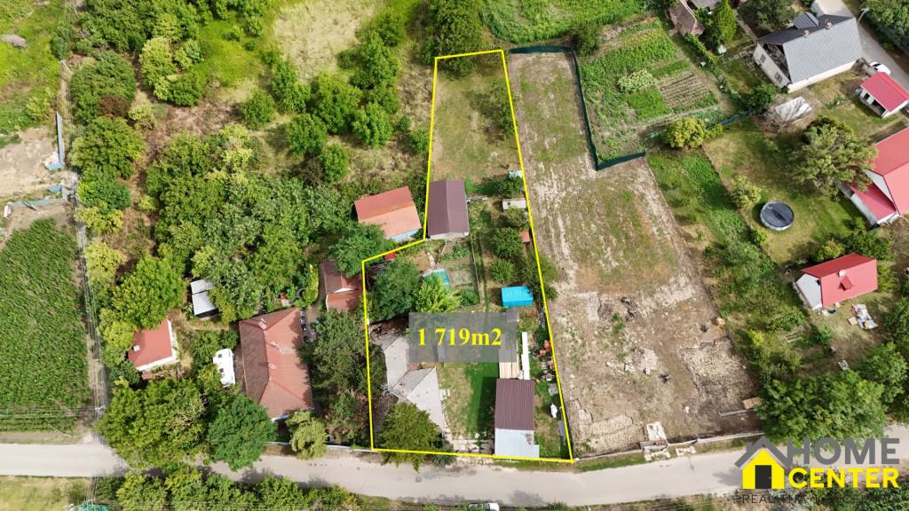 Znížená cena Priestranný pozemok so starším rodinným domo - 5