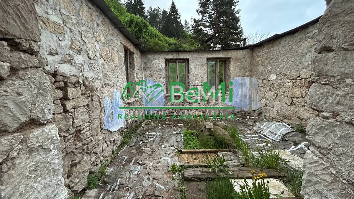 Čarovný pozemok s múrmi pôvodného domu, Sebedín - 5