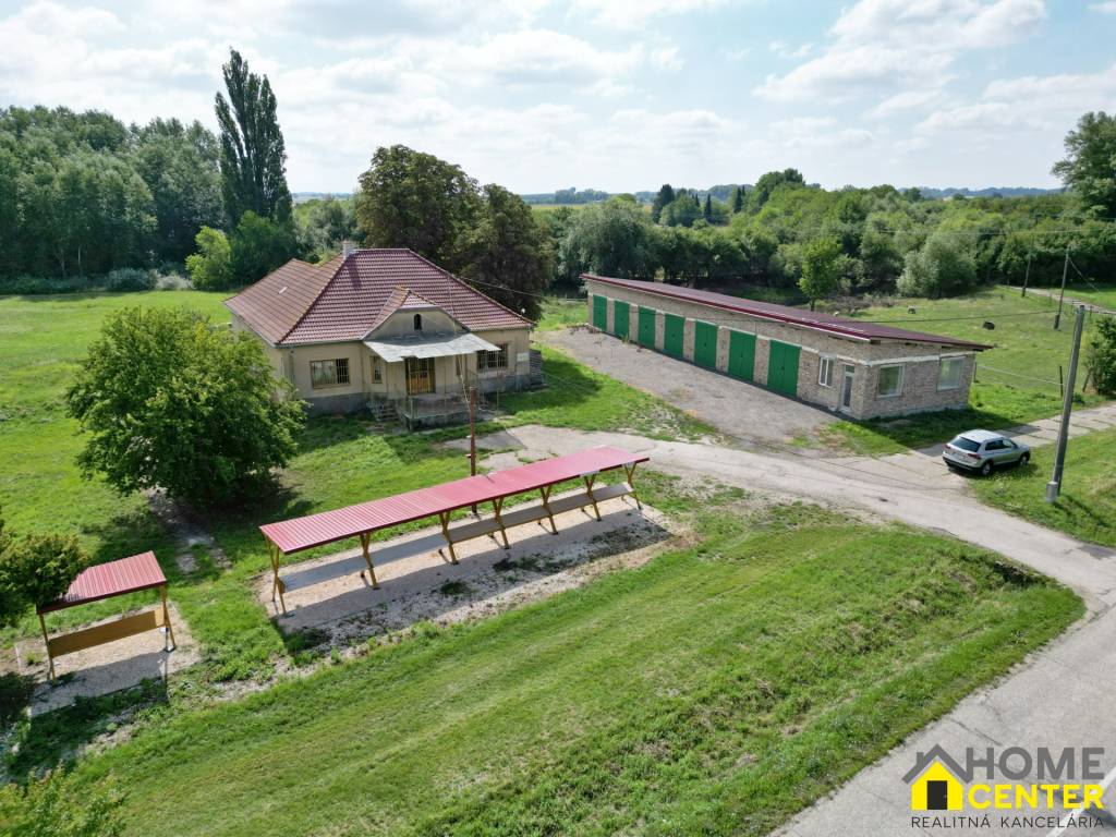 NA PREDAJ RODINNÝ DOM S VEDĽAJŠÍMI PRIESTORMI NA 2 HEKTÁROVO - 5