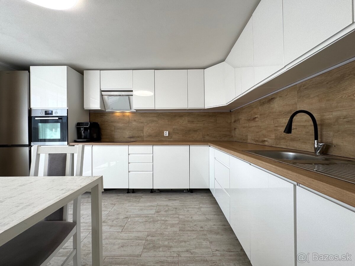 Veľký RD s bazénom v obci Petrova Ves - 2 samostatné bývania - 5