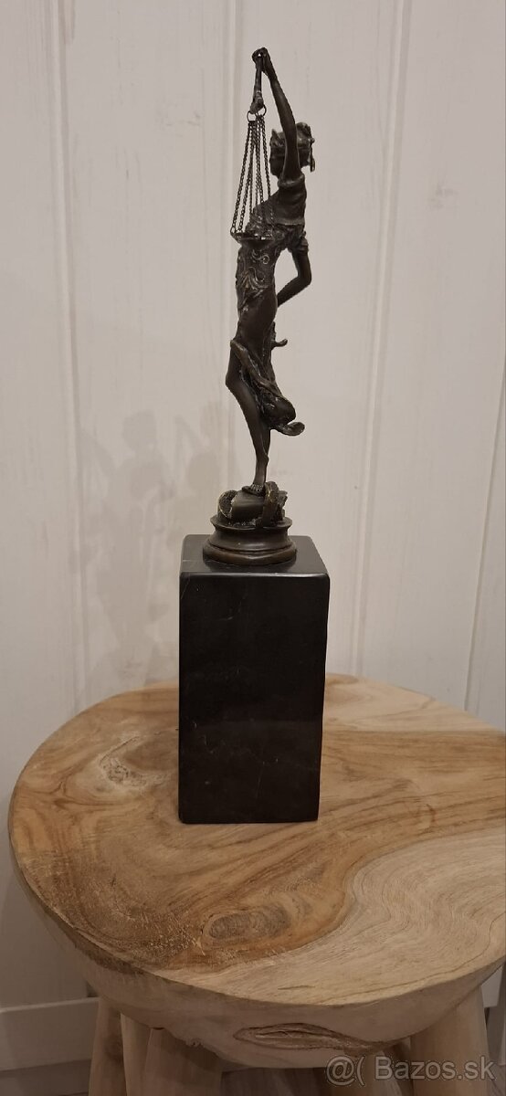 Justice bronz socha - 5
