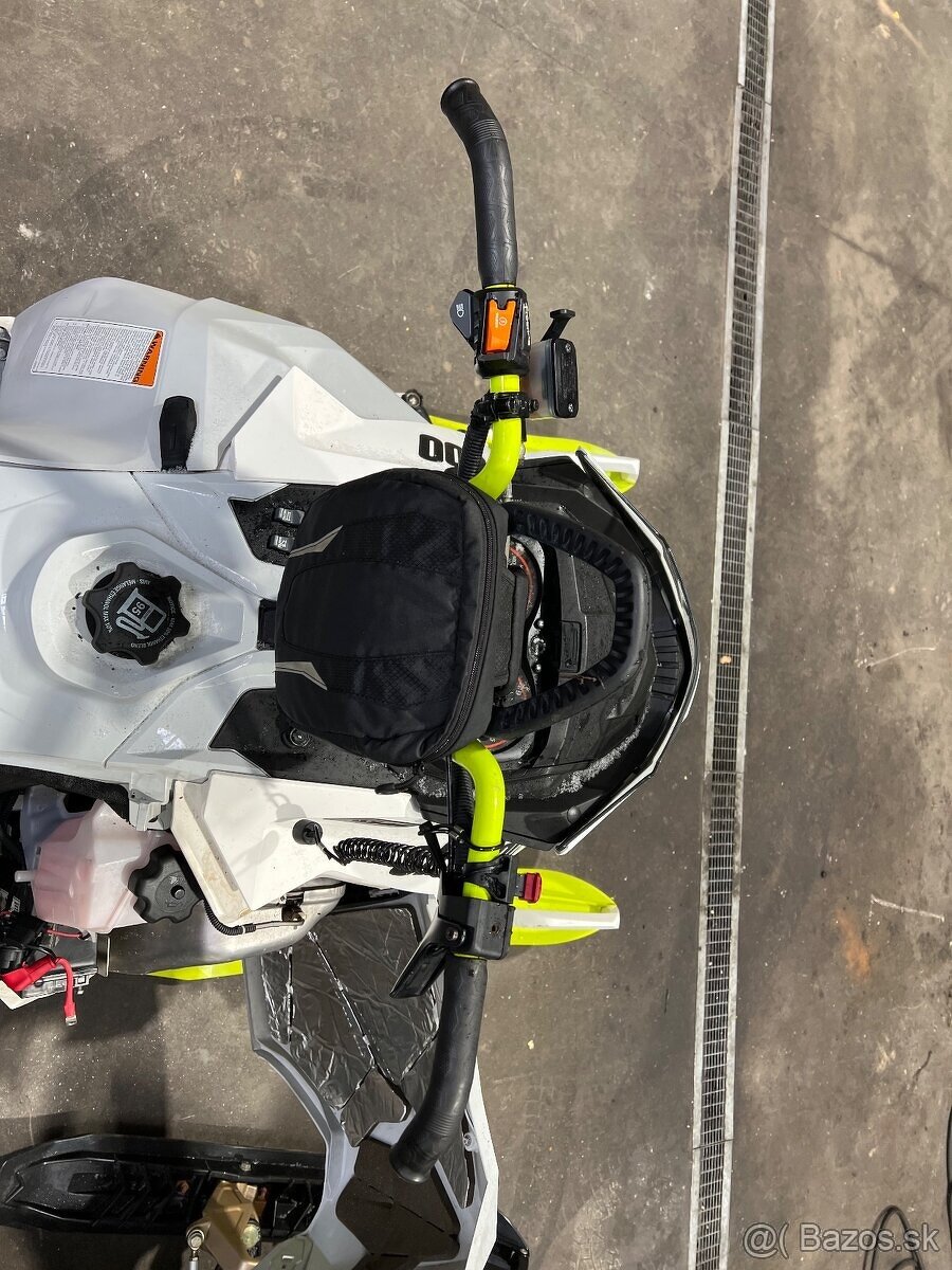 Snezny skuter ski doo 800 Summit