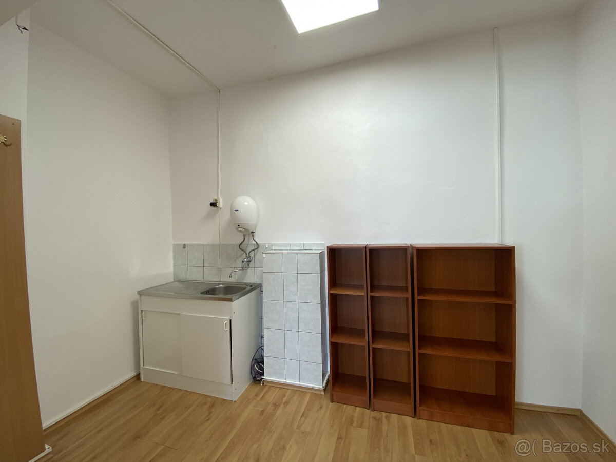 Priestranná kancelária : 42 m2 - v centre mesta - 5