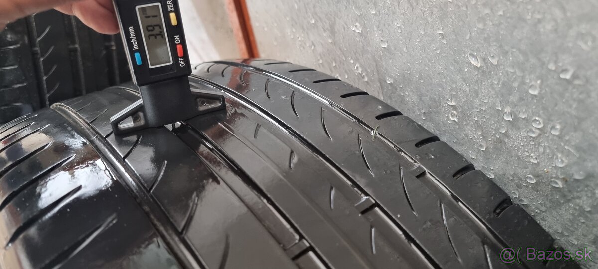 Predám 2xletné pneumatiky Pirelli 235/50 r19,dezent do 4mm. - 5