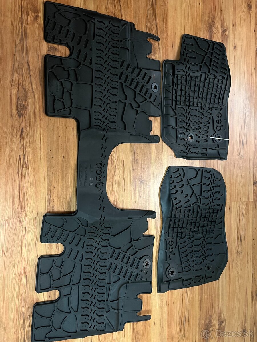 Predám originál gumene koberce MOPAR na Jeep Wrangler