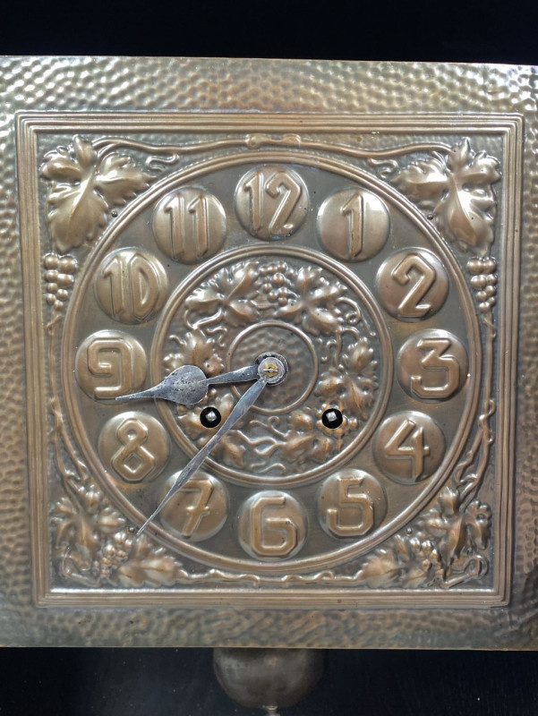 Secesné skrinkové hodiny s mosadzným tepaným ciferníkom , V - 5