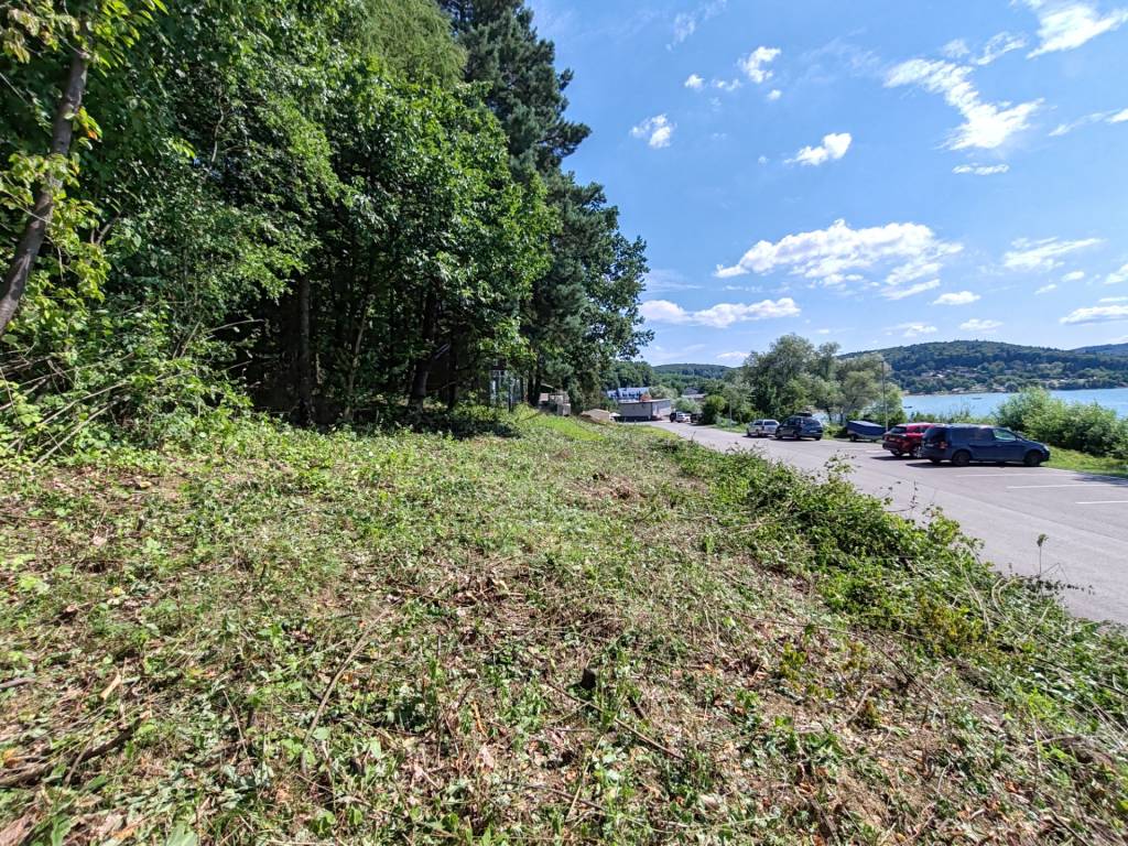 Jeden z troch pozemkov v prvej línii pri vode PREDANÝ - 5