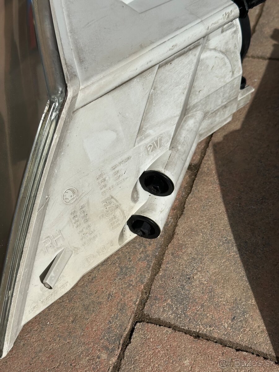 Skoda Octavia - predne svetla - 5