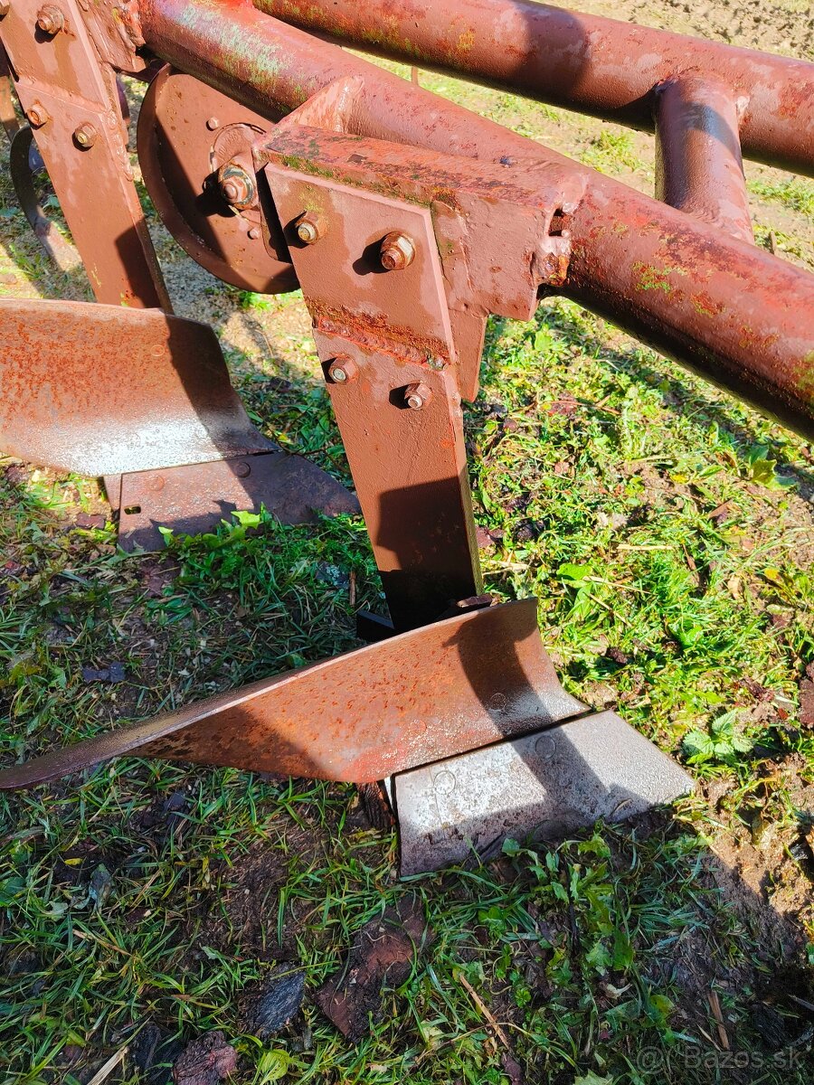 Predám starší robustný pluh - trojak - 5