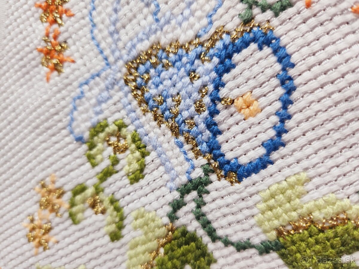 Krásny biely vianočný obrus zdobený zvončekmi, hviezdičkami - 5