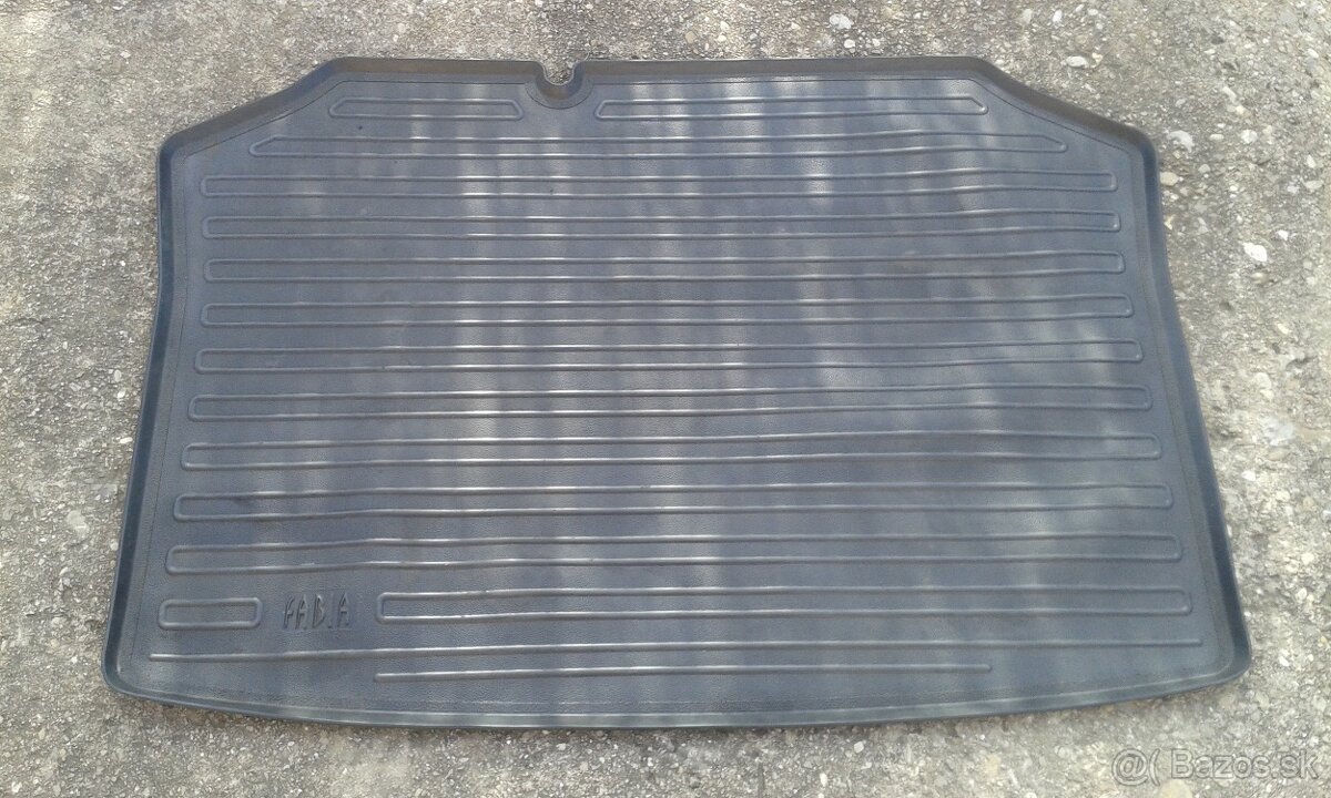 Tapacíry,rohož kufra,puklice a iné diely-Škoda Fabia1 - 5