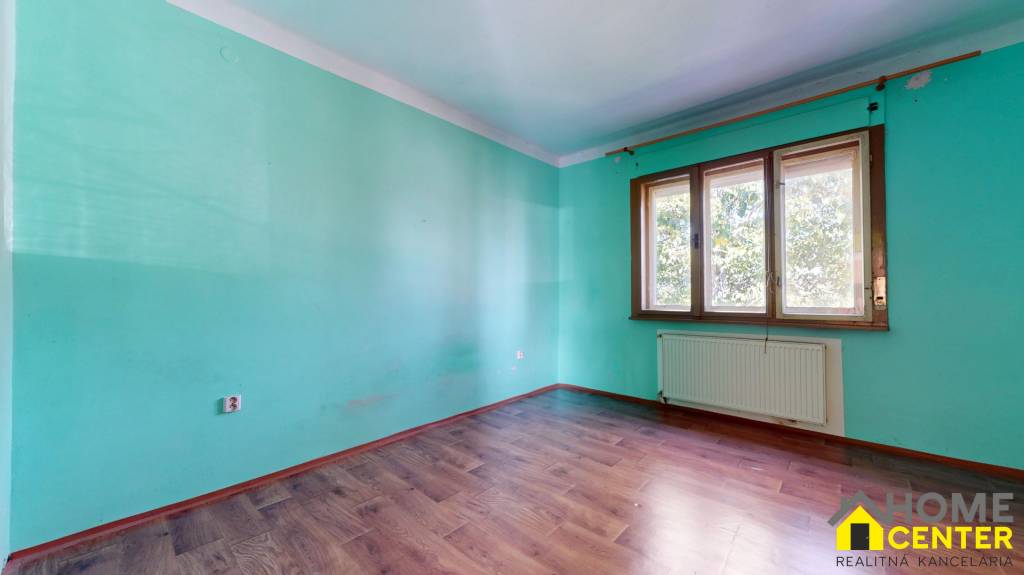 NA PREDAJ 3 IZBOVÝ RODINNÝ DOM V BLÍZKOSTI CENTRA, UL. LESNÁ - 5