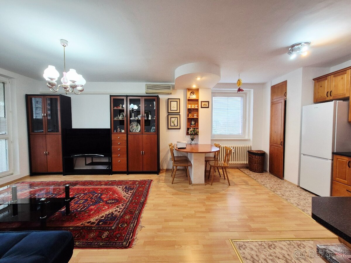 BEZ PROVÍZIE- 3 izb.byt pri OC Centrál a zimného štadióna O. - 5