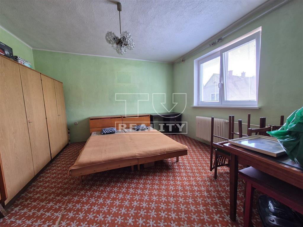 Starší 5 izbový RD v malebnej obci Čavoj so záhradou a... - 5