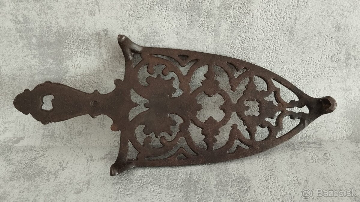 Krásná stará zdobená podložka pod starou žehličku. TOP - 5