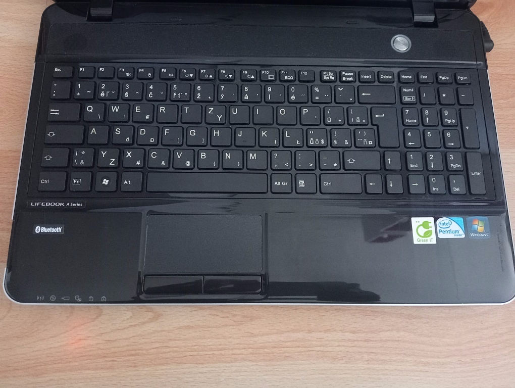 predám Fujitsu Lifebook A531 - 4gb ram - 250gb hdd - 5