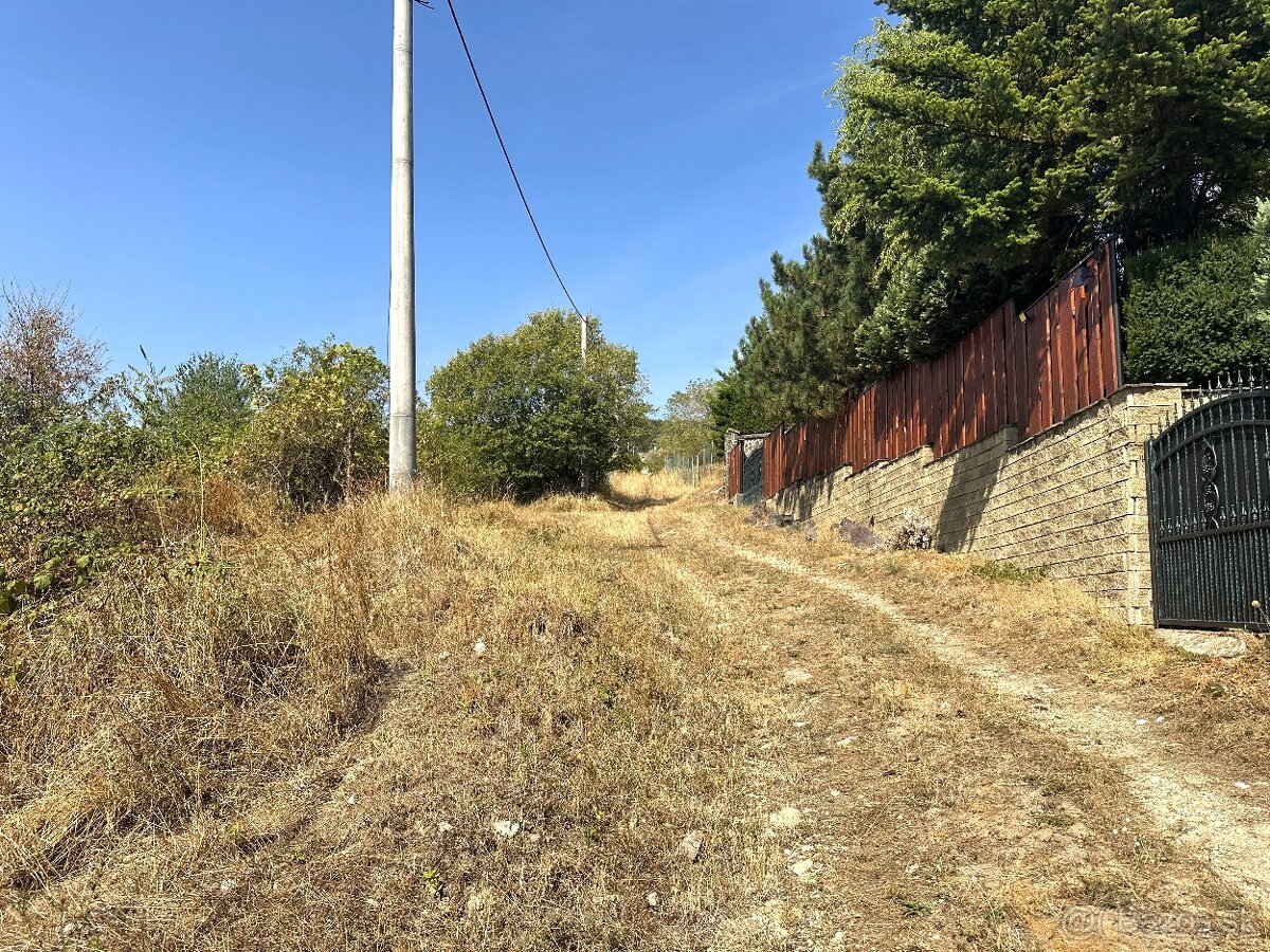 Pozemok 951 m2 v krásnom prostredí nad mestom Veľký Varan - 5