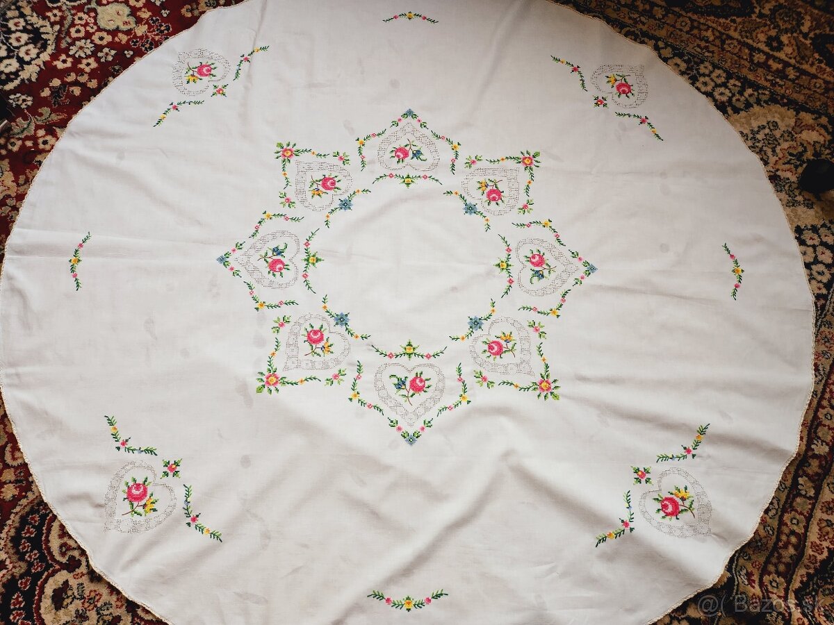 Krásny biely kruh zdobený ažurkou v tvare sŕdc a výšivkou ru - 5