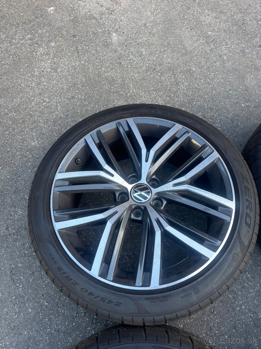 5x112 R19 245/40/19 Pirelli Passat Alltrack - 5