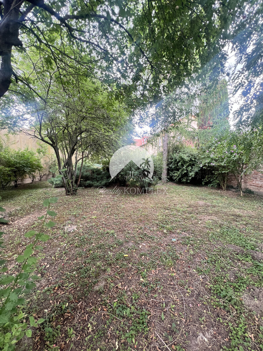 Starší rodinný dom s veľkým pozemkom na výnimočnom mieste v - 5