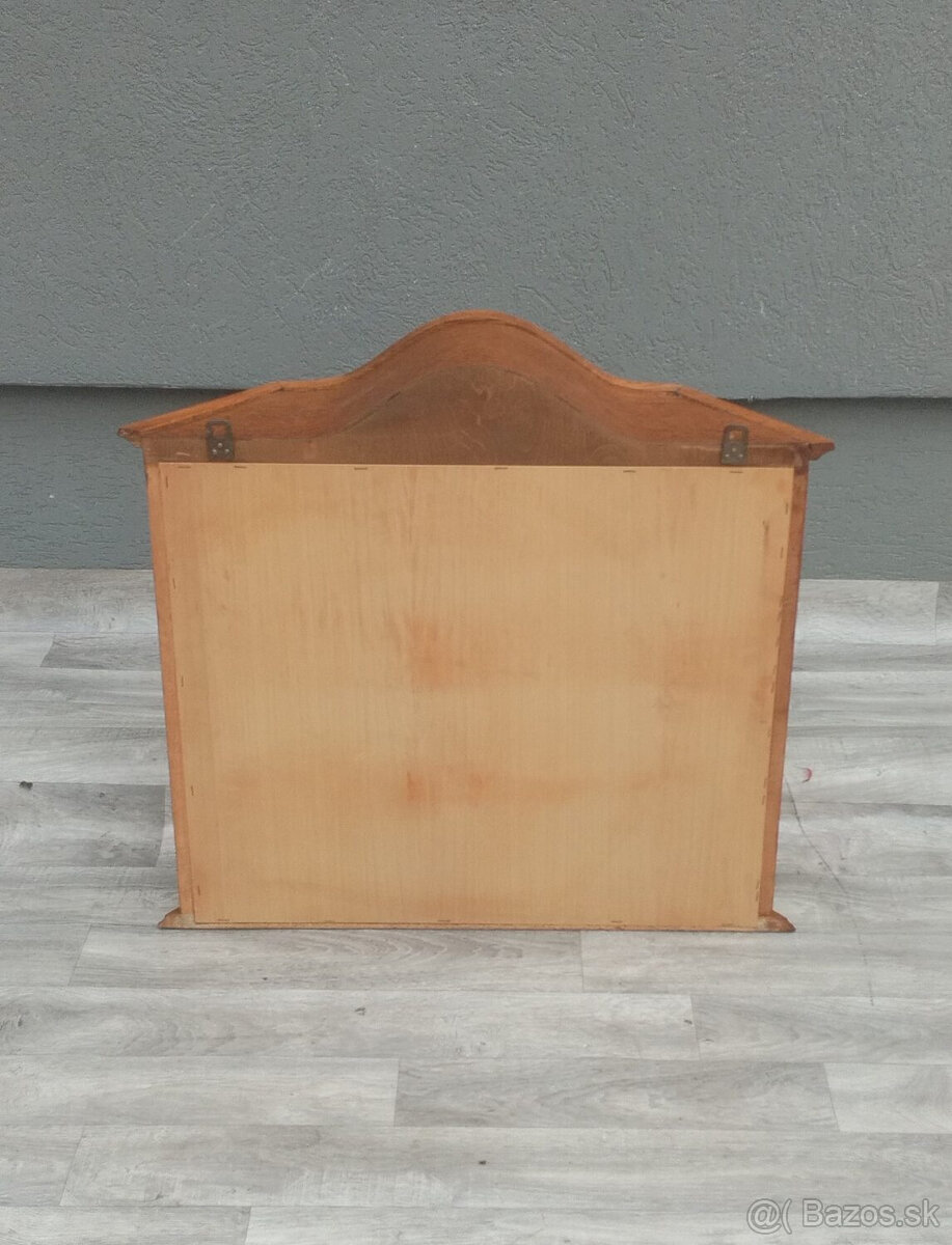 Vitrína nástenná – 66 x 70 x 16 cm . - 5