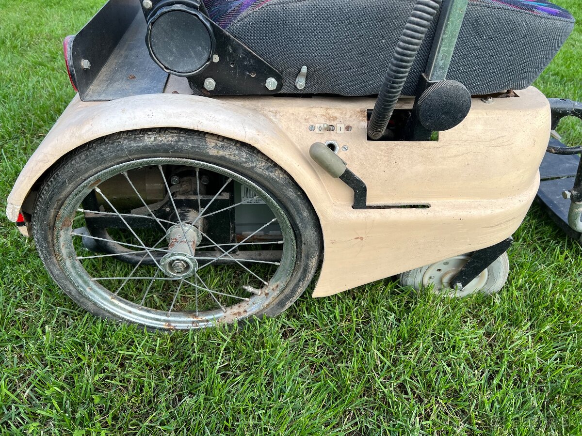 Starší elektrický invalidný vozík - 5