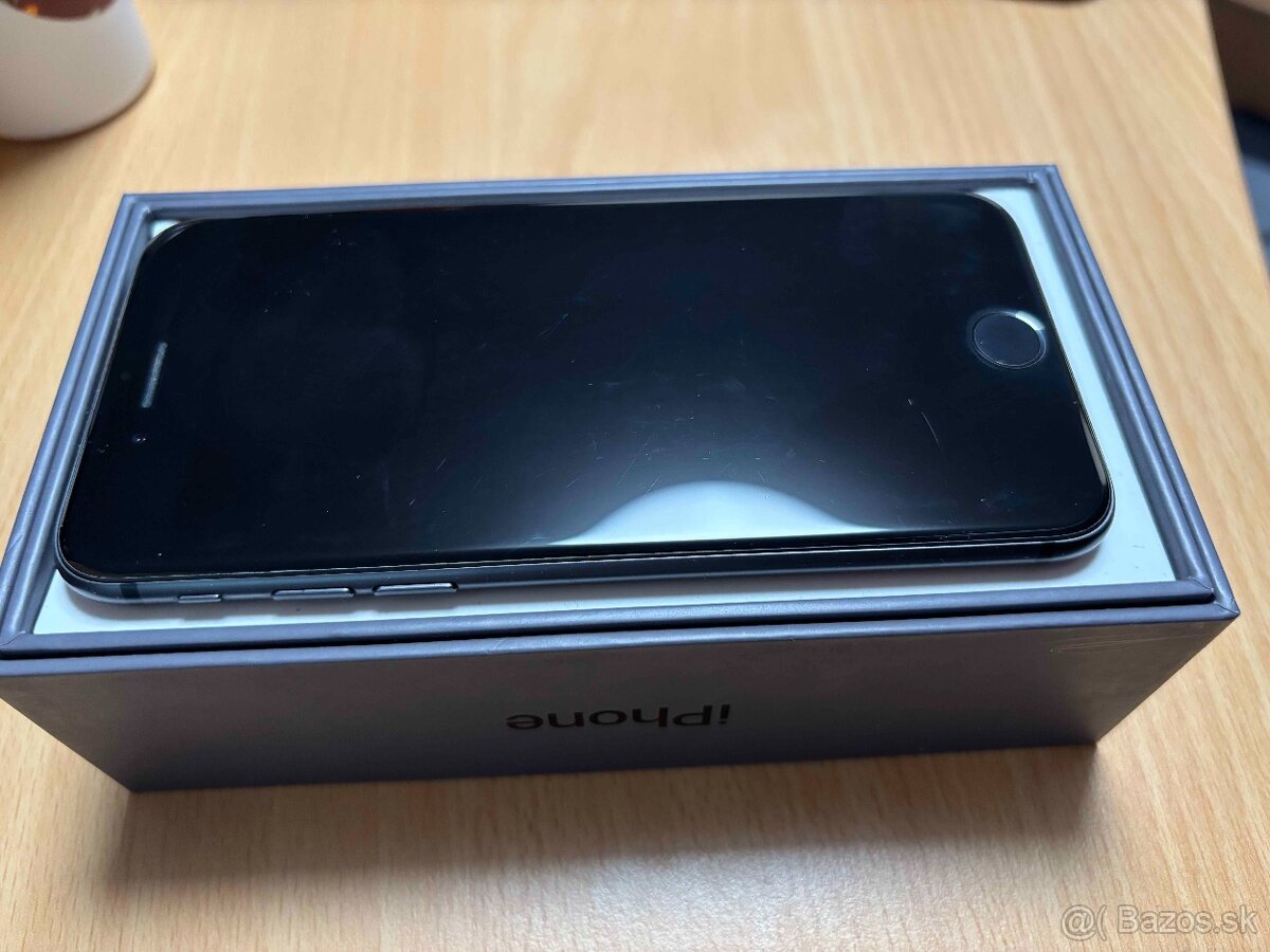 Apple iPhone 8 - 256GB + obal a príslušenstvo - 88% batéria - 5