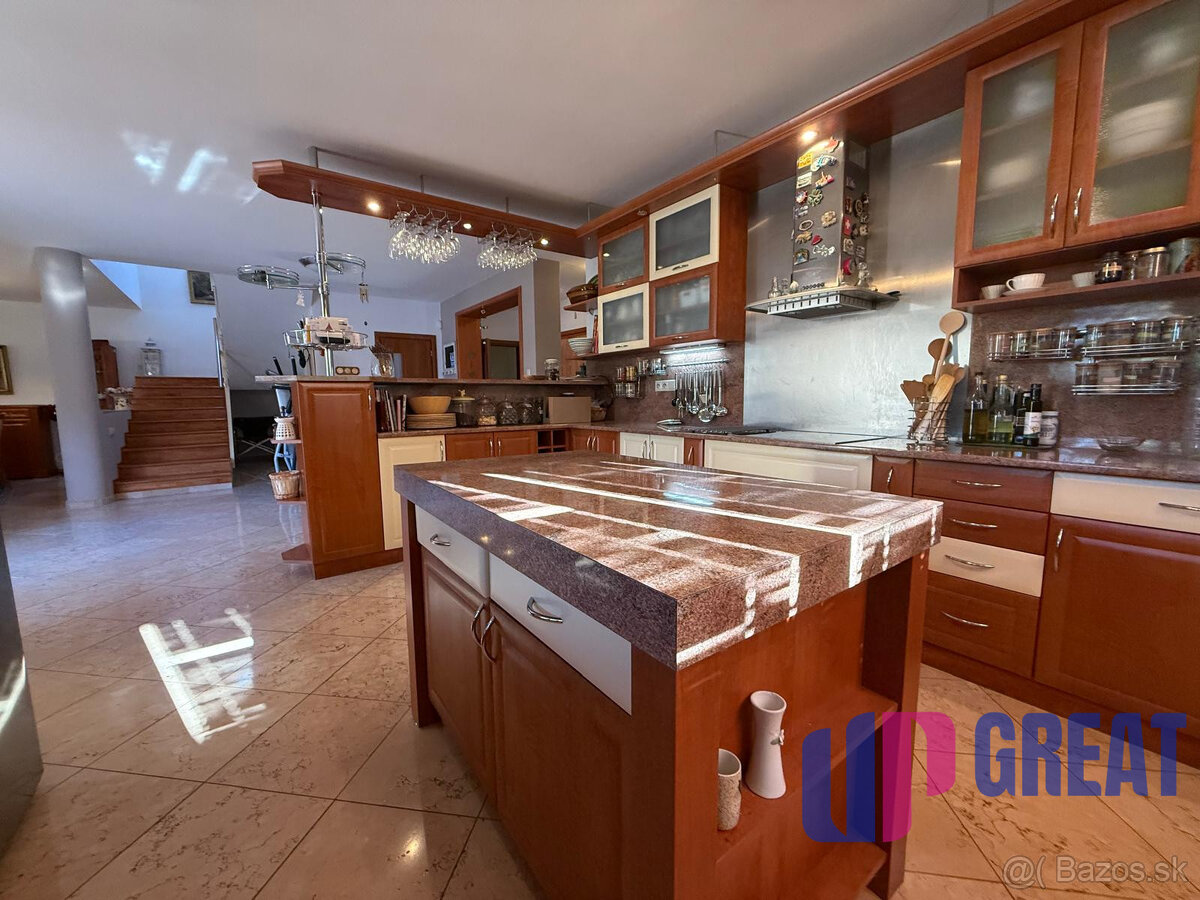 Na predaj 5-izbový rodinný dom s veľkorysou záhradou a bazén - 5